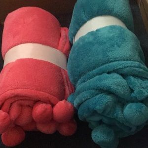 2 Pom Pom Throws